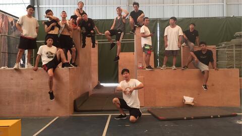 成人滑旱冰运动视频播放,跟随视频学步，轻松驾驭冰面风采